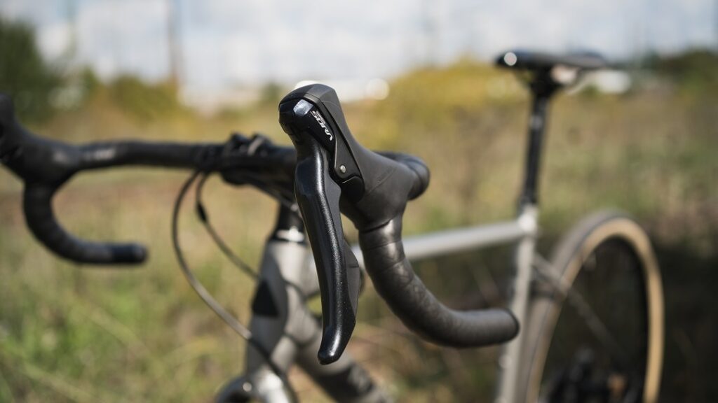 Fahrradlenker des Marin Lombard 1 2023 mit Fokus auf Bremshebel in natürlicher Umgebung.