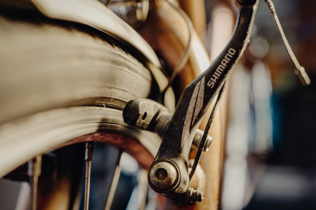 Nahaufnahme einer Fahrradfelgenbremse, ideal für den Frühjahrscheck und die Wartung der Bremsen.