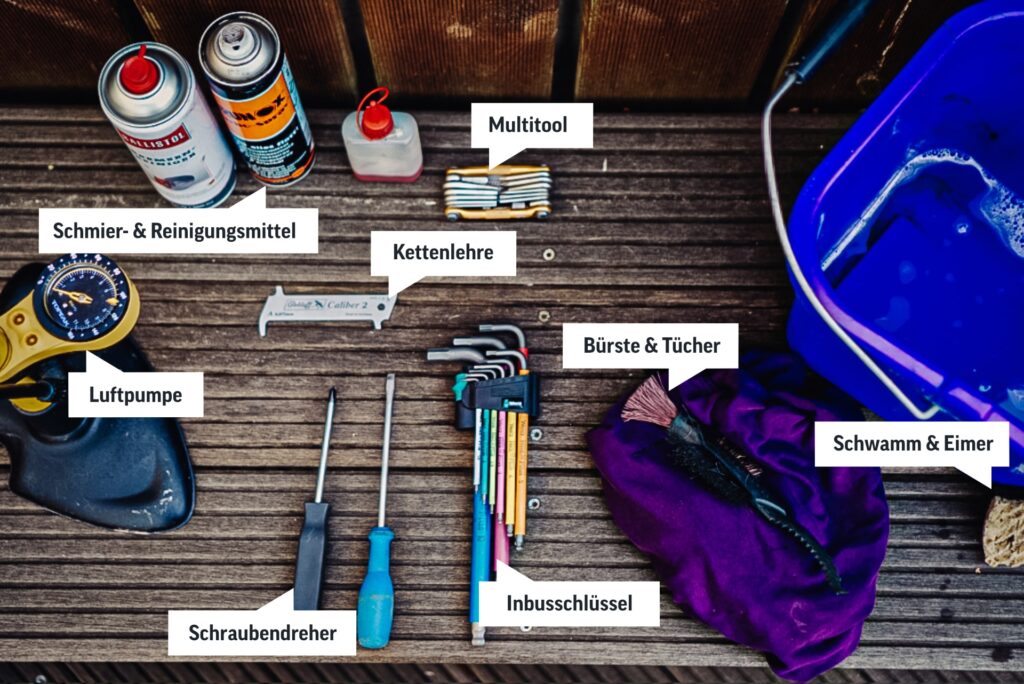 Werkzeugübersicht für den Fahrrad-Frühjahrscheck: Schmiermittel, Luftpumpe, Kettenlehre, Multitool, Inbusschlüssel.