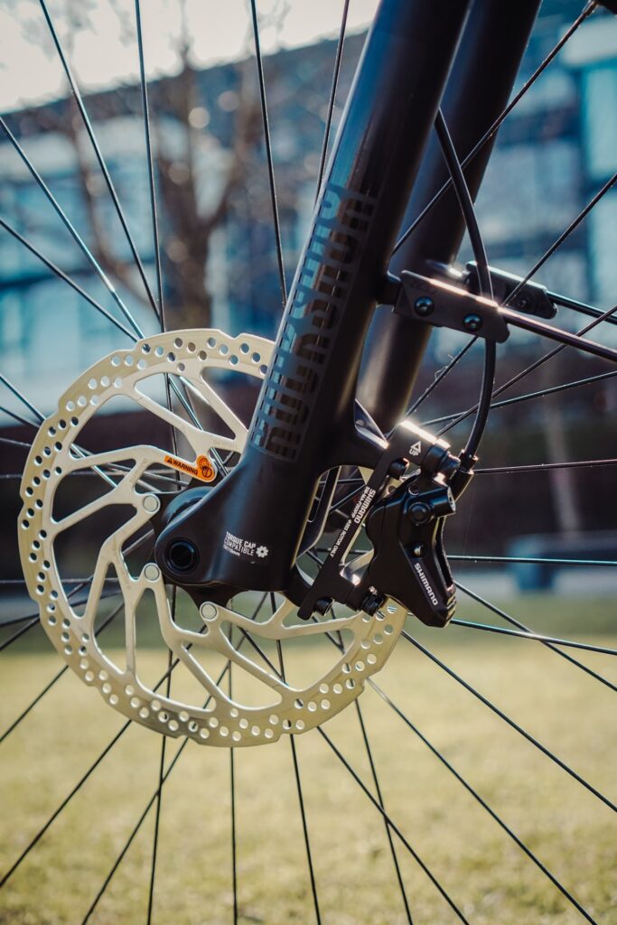 Scheibenbremse des Cube Nuride Hybrid SLX 750 Allroad 2023, Nahaufnahme bei Tageslicht.