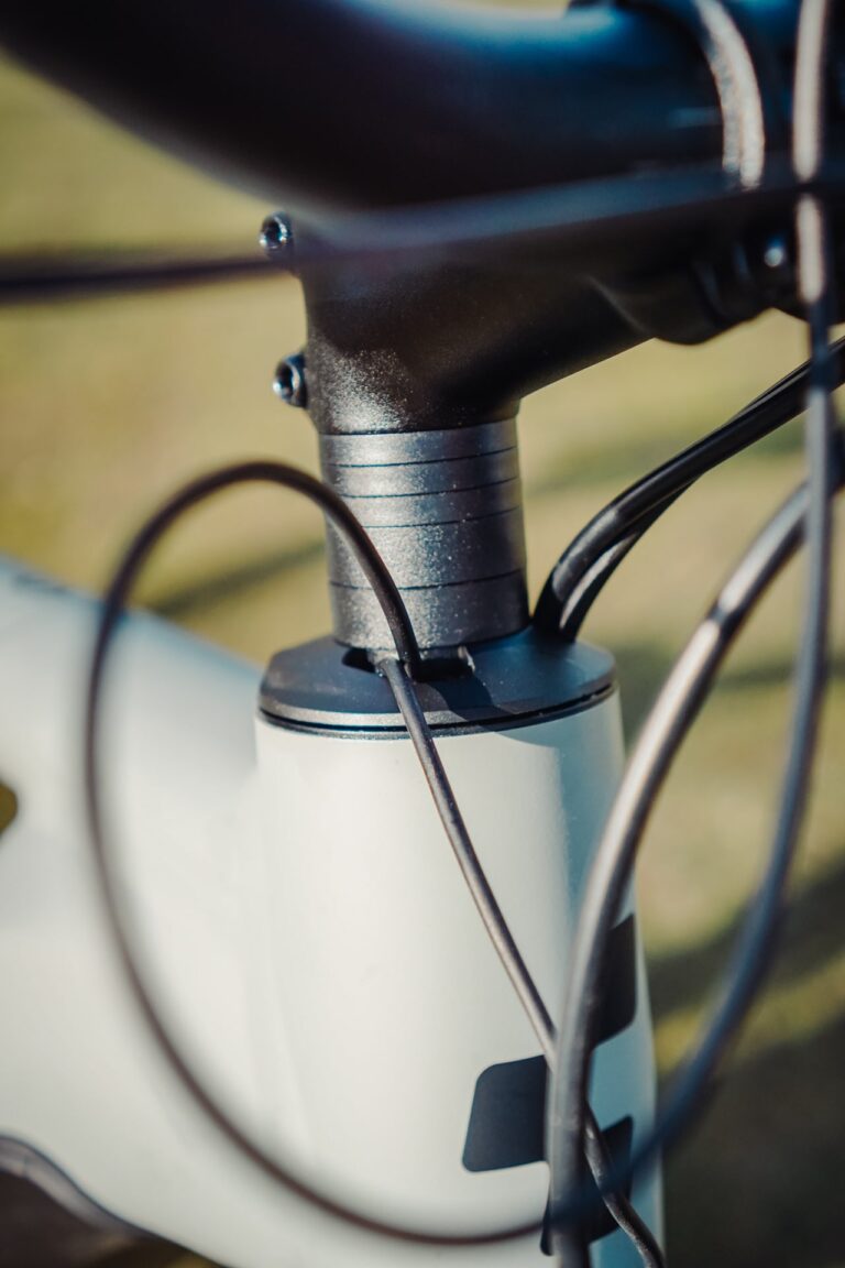 Detailansicht der Kabelintegration am Cube Nuride Hybrid SLX 750 Allroad 2023 Lenker.