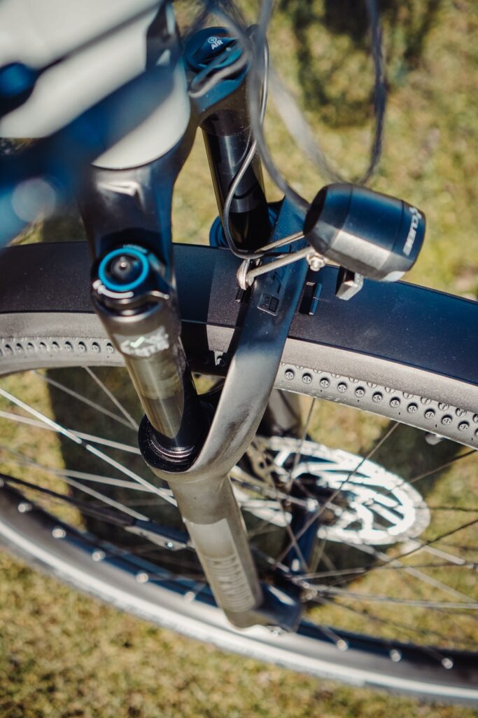 RockShox Judy Federgabel am Cube Nuride Hybrid SLX 750 Allroad 2023, Detailansicht Vorderreifen und Gabel.