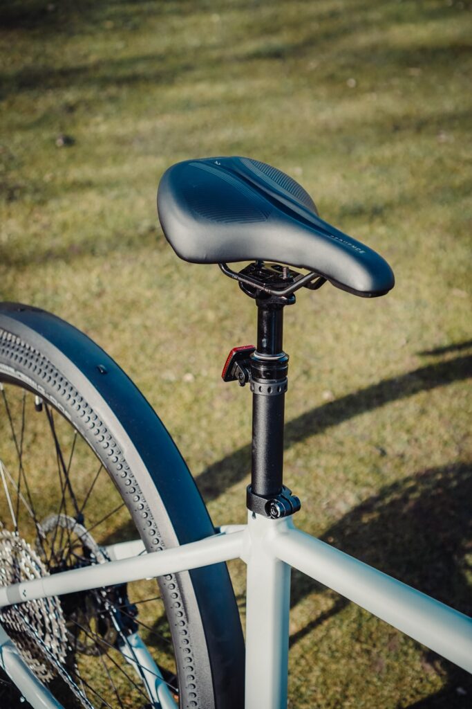 Sattelstütze des Cube Nuride Hybrid SLX 750 Allroad 2023 auf grünem Hintergrund.