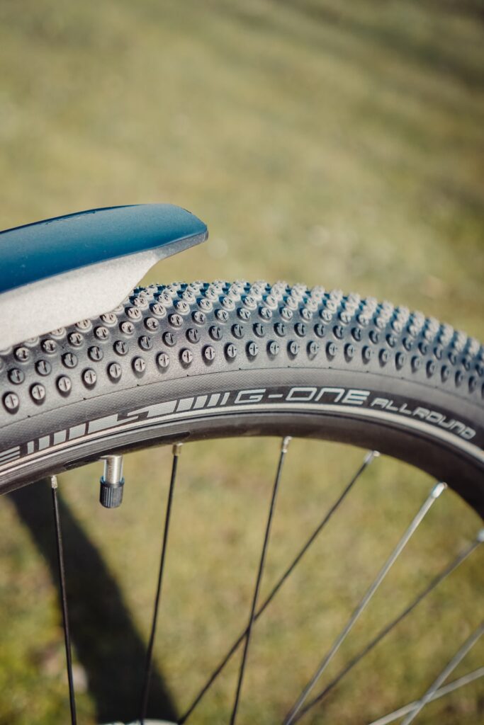 Schwalbe G-One Reifen und Schutzblech des Cube Nuride Hybrid SLX 750 Allroad 2023 im Detail.