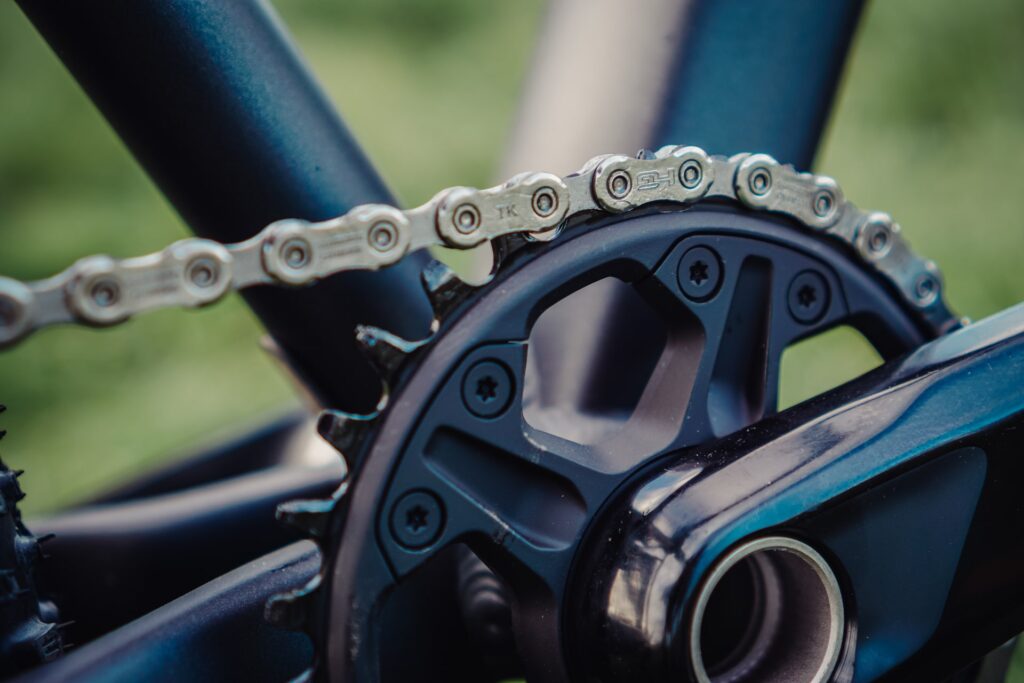 Cube Reaction PRO 2023 Kettenblatt und Kette in Nahaufnahme, zeigt Detail der Fahrradmechanik.