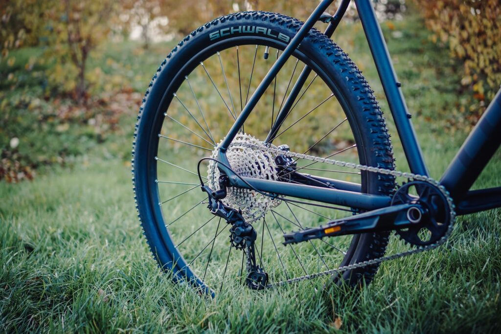 Shimano XT Schaltwerk am Cube Reaction PRO 2023, Hinterradansicht auf Gras.