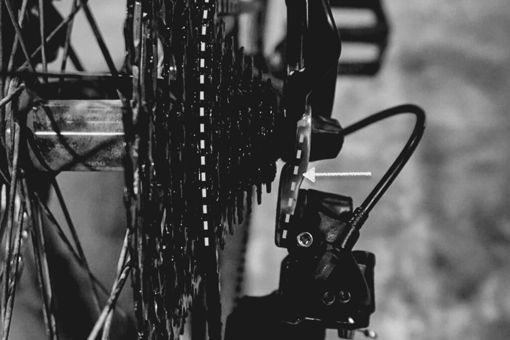 Shimano-Nabenschaltung im vierten Gang, Nahaufnahme, Fokus auf Pflege und Wartung von Fahrradkomponenten.