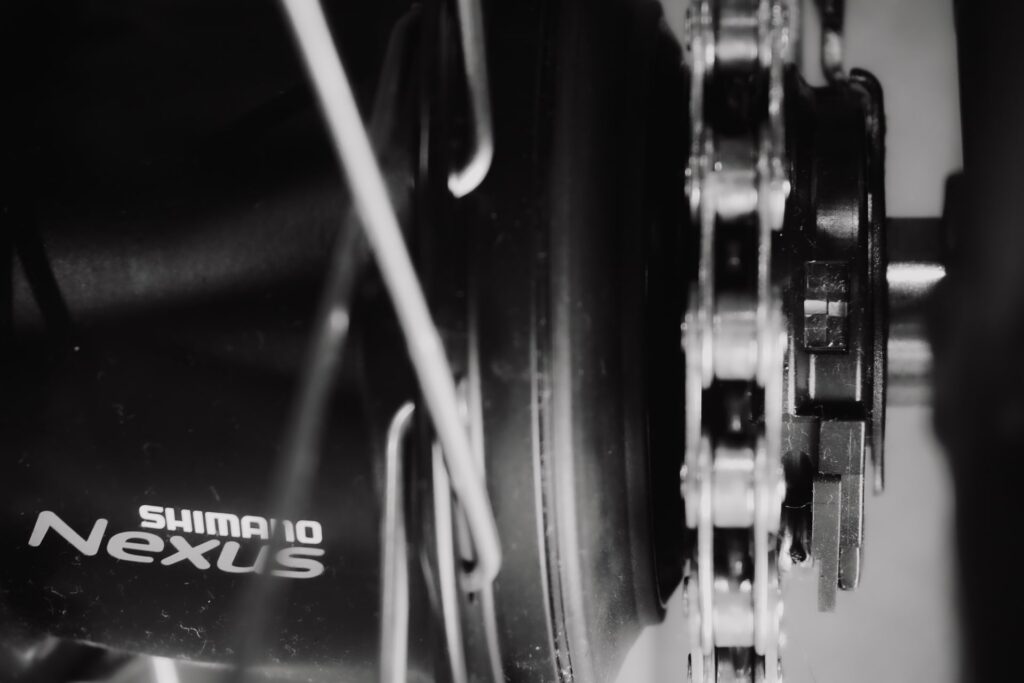 Shimano Nexus Nabenschaltung im vierten Gang, Detailansicht zur optimalen Fahrrad- und E-Bike-Pflege.