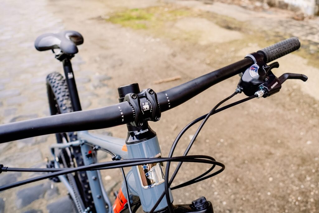 Lenkeransicht des Marin Bolinas Ridge 1 mit Shimano-Schaltung auf unbefestigtem Weg.