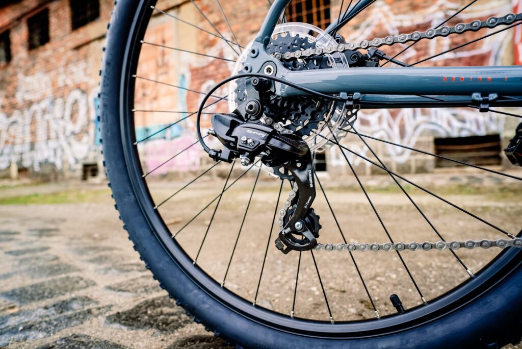 Fahrradkettenschaltung des Marin Bolinas Ridge 1 vor graffiti-besprühter Wand.