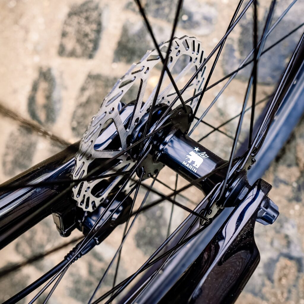 Marin Bolinas Ridge 2 Vorderradnabe mit Bremsscheibe auf Kopfsteinpflaster.