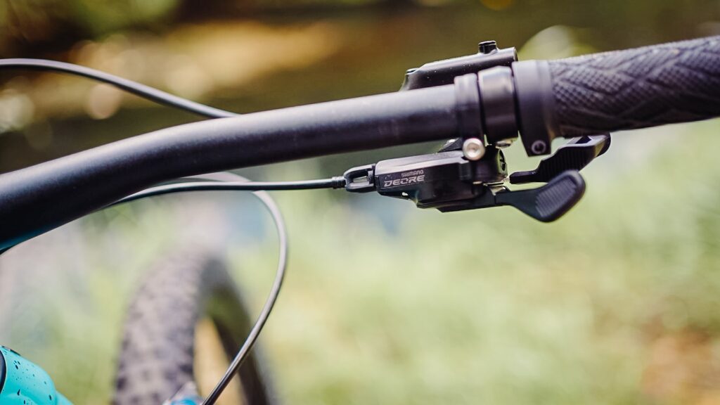 Nahaufnahme des Trek Roscoe 7 Lenkers mit Shimano Deore Schaltung, 2023 Modell.