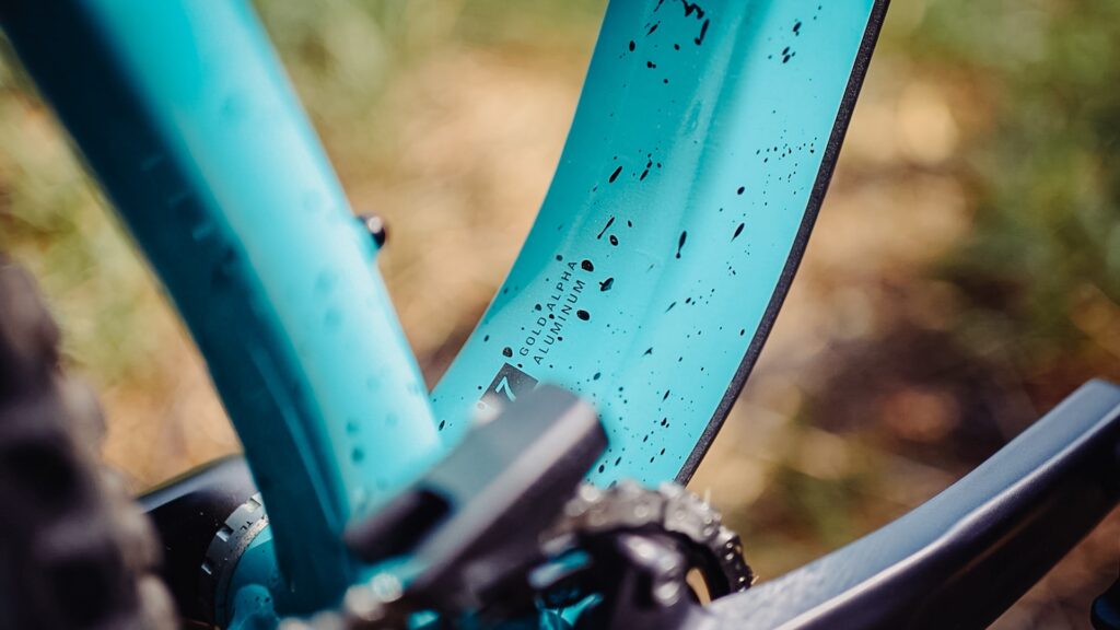 Detailansicht des Trek Roscoe 7 Rahmens 2023 in Türkis mit Gold Alpha Aluminium.