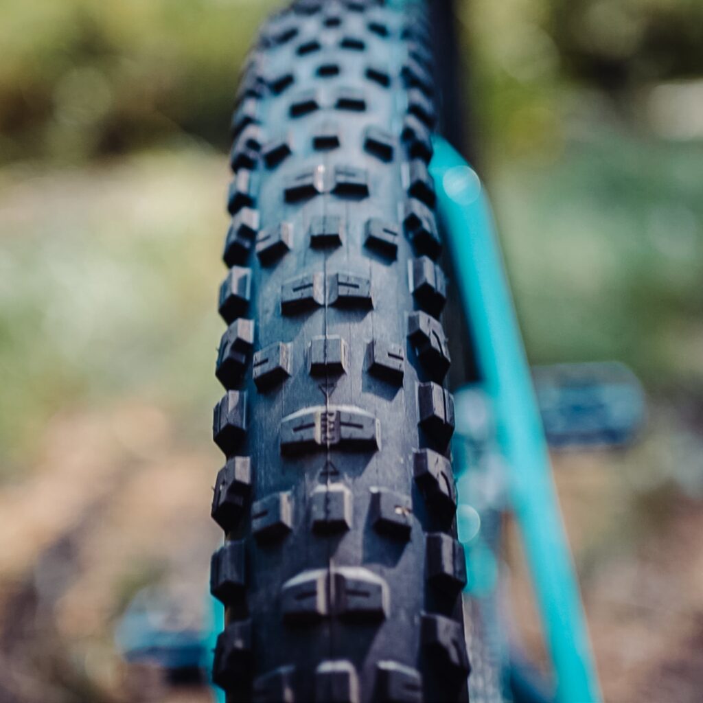 Nahaufnahme eines Trek Roscoe 7 2023 Reifens mit grobem Profil, ideal für Offroad-Abenteuer.