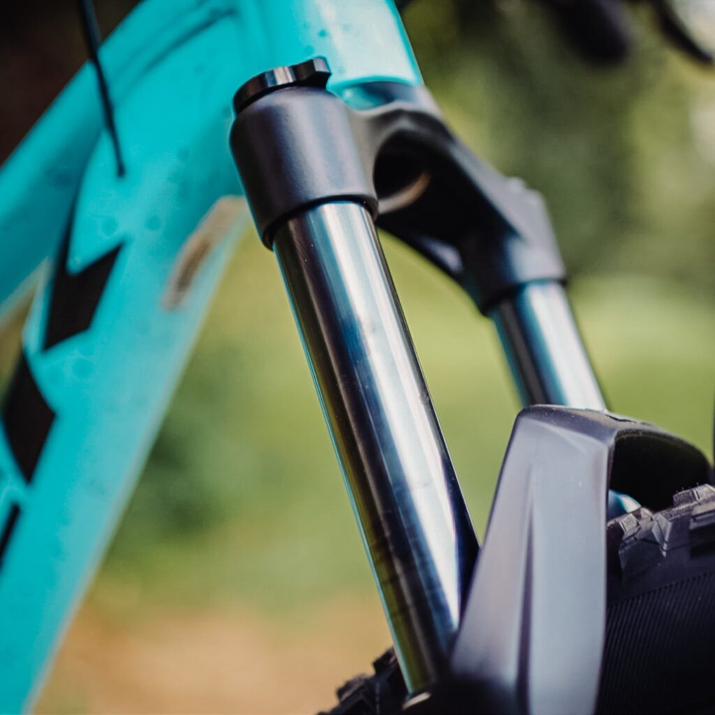 RockShox-Federgabel am Trek Roscoe 7 2023, Nahaufnahme, zeigt robuste Bauweise und Detail der Vorderradaufhängung.