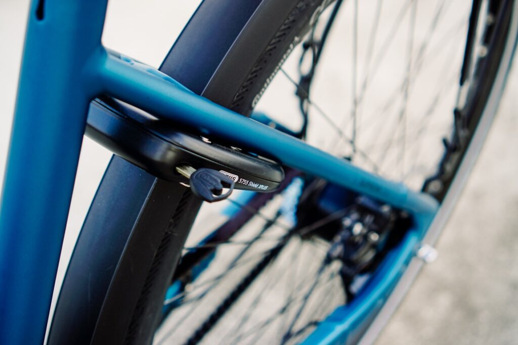 Cube Supreme RT Hybrid EXC 2023 mit Abus-Schloss am Hinterrad für optimale Sicherheit.