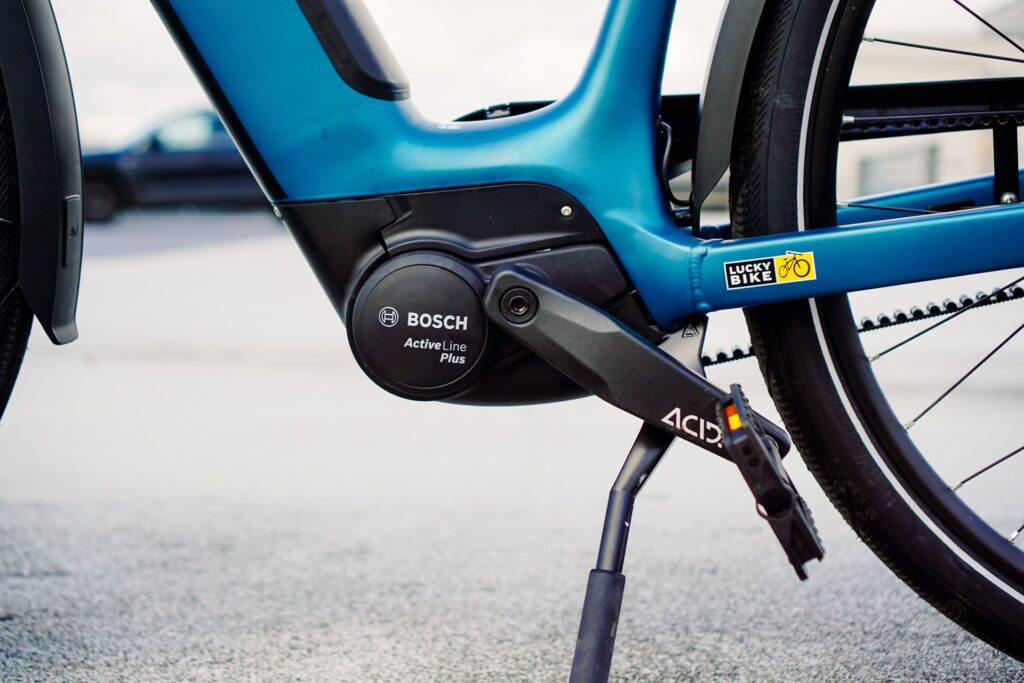 Cube Supreme RT Hybrid EXC 2023 mit Bosch Active Line Plus Motor, Nahaufnahme des Antriebs und Rahmens.