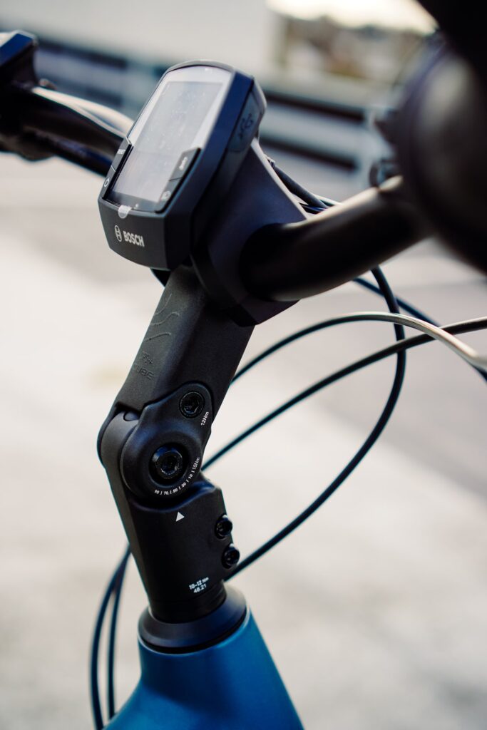 Bosch Intuvia Display am Vorbau des Cube Supreme RT Hybrid EXC 2023, Nahaufnahme der Lenkereinheit.