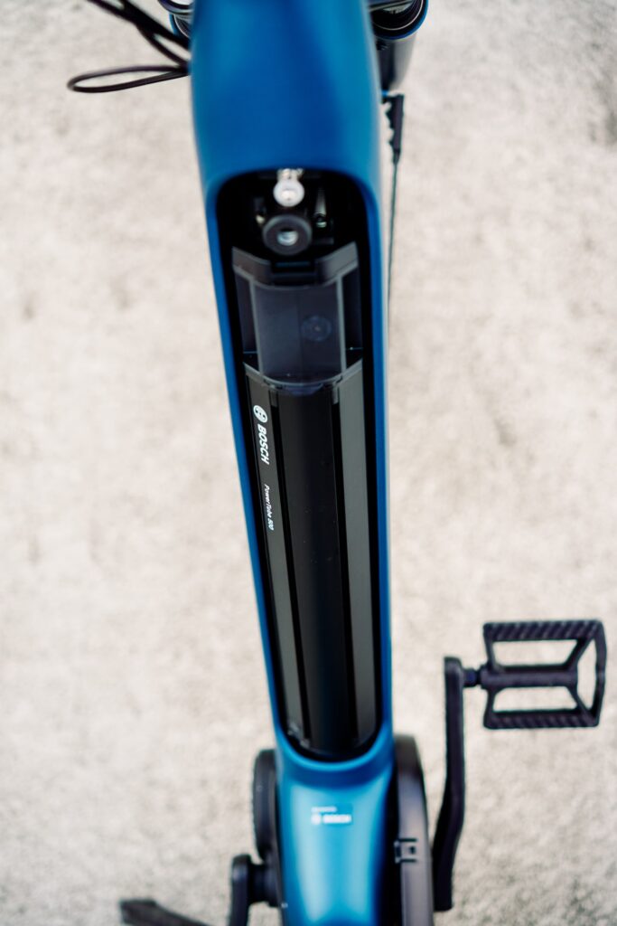 Bosch Powertube 625 im Cube Supreme RT Hybrid EXC 2023, Nahaufnahme des integrierten Akkus im Rahmen.