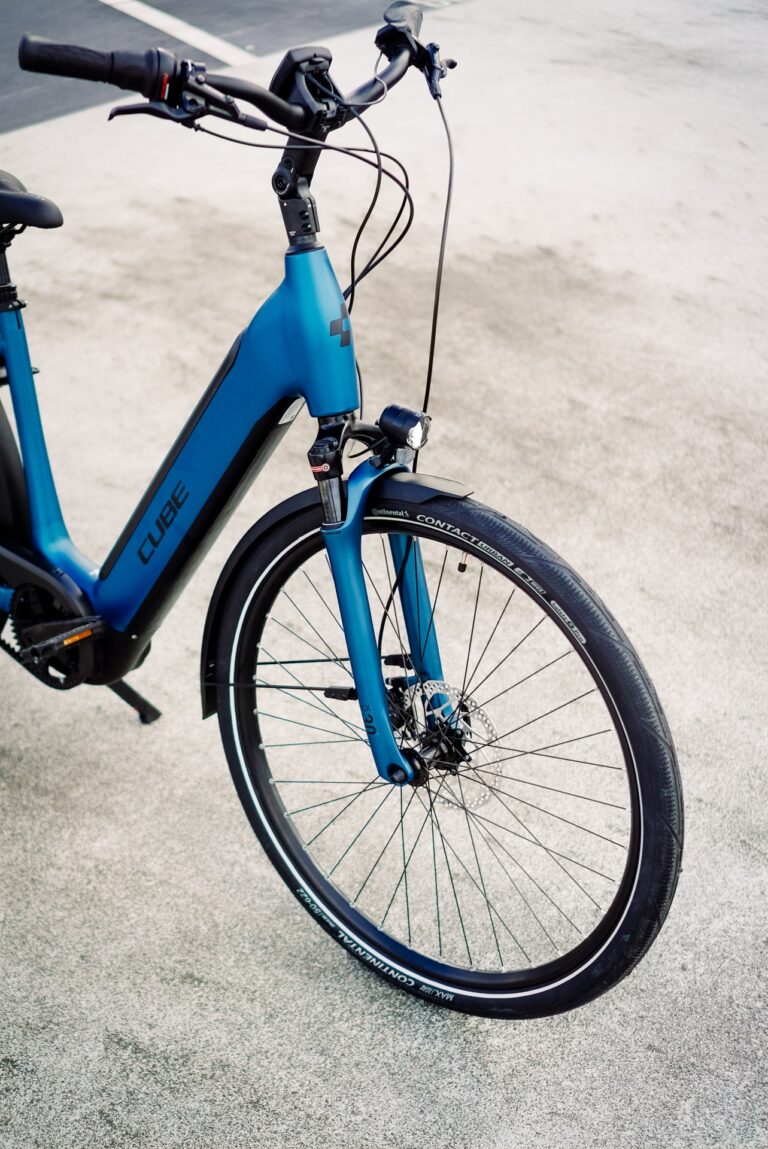 Cube Supreme RT Hybrid EXC 2023, blaues E-Bike, Vorderansicht, zeigt modernes Design und hochwertige Ausstattung.