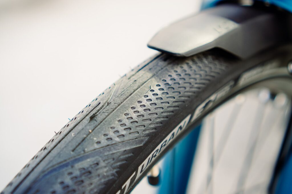 Nahaufnahme eines Cube Supreme RT Hybrid EXC 2023 Reifens mit detailliertem Profil und Schutzblech.