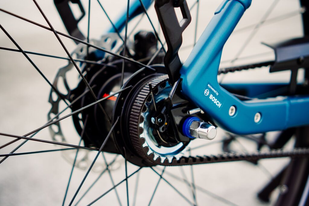 Cube Supreme RT Hybrid EXC 2023 mit Riemenantrieb und Bosch-Motor, Detailansicht der Hinterradnabe.
