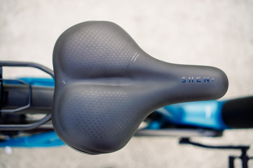 Ergonomischer Sattel des Cube Supreme RT Hybrid EXC 2023 in Nahaufnahme, ideal für komfortable Fahrradtouren.