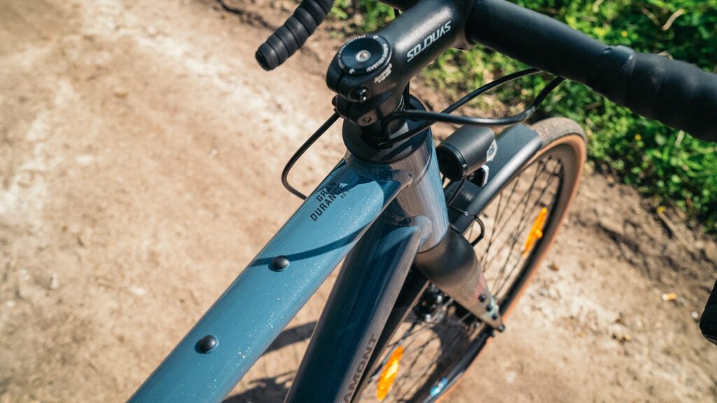 Rahmen des Bergamont Grandurance RD 5 2023 auf einem Schotterweg, Detailansicht von oben.