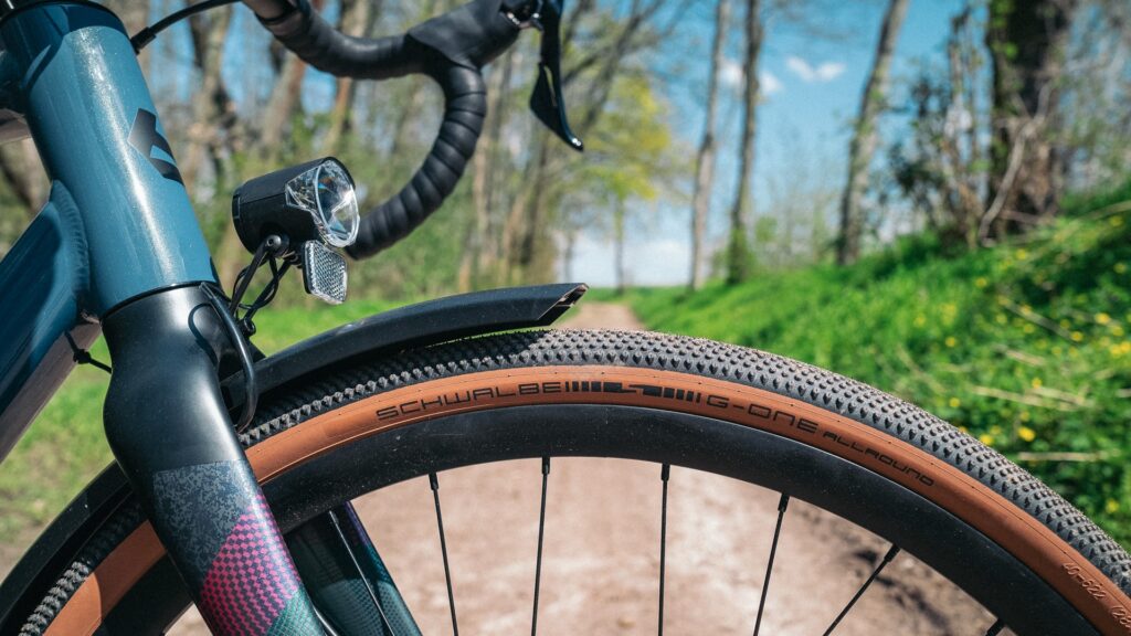 Nahaufnahme eines Bergamont Grandurance RD 5 mit Schwalbe G-One Reifen auf einem Waldweg.