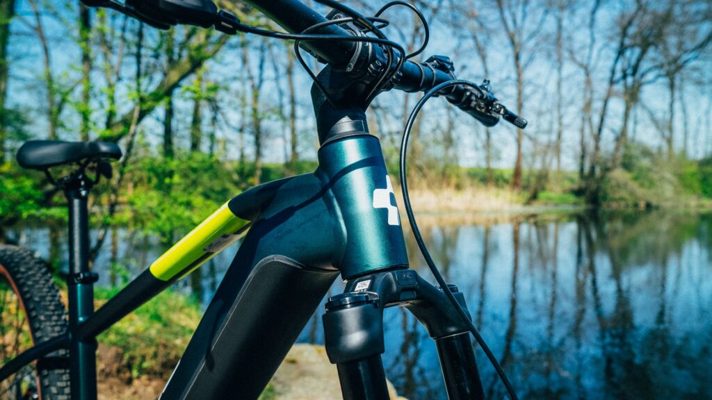 Steuerohr mit Acros Vorbau und integrierten Leitungen sowie Zügen