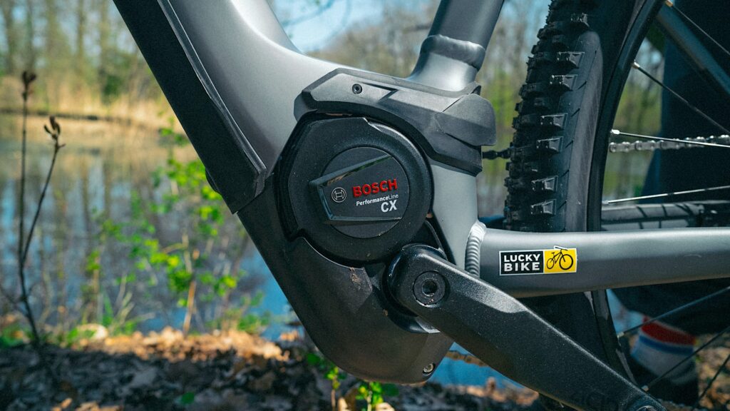 Cube Akkuklappe und Bosch Performance CX Gen4 Motor