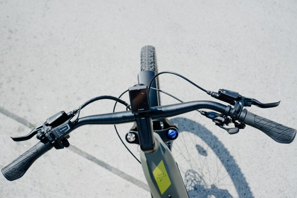 Kalkhoff Entice Cockpit mit ABS-System, Fokus auf Lenker und Bedienelemente für optimales Fahrerlebnis.