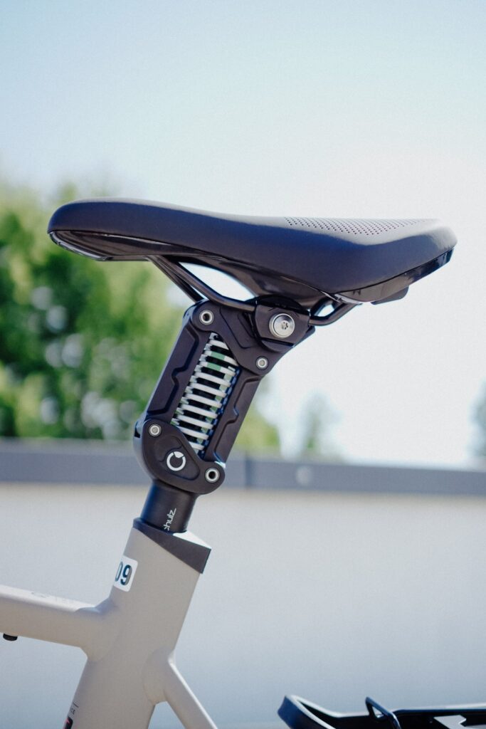 Fahrradsattel mit gefederter Sattelstütze, Fokus auf Komfort und Technologie bei Kalkhoff Entice Modellen.