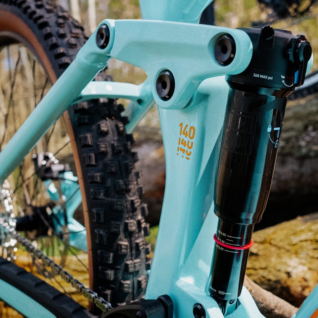 Cube Stereo Hybrid 140 HPC 2023 Dämpfer und Hinterrad im Detail, Fokus auf Federung und Rahmenkonstruktion.