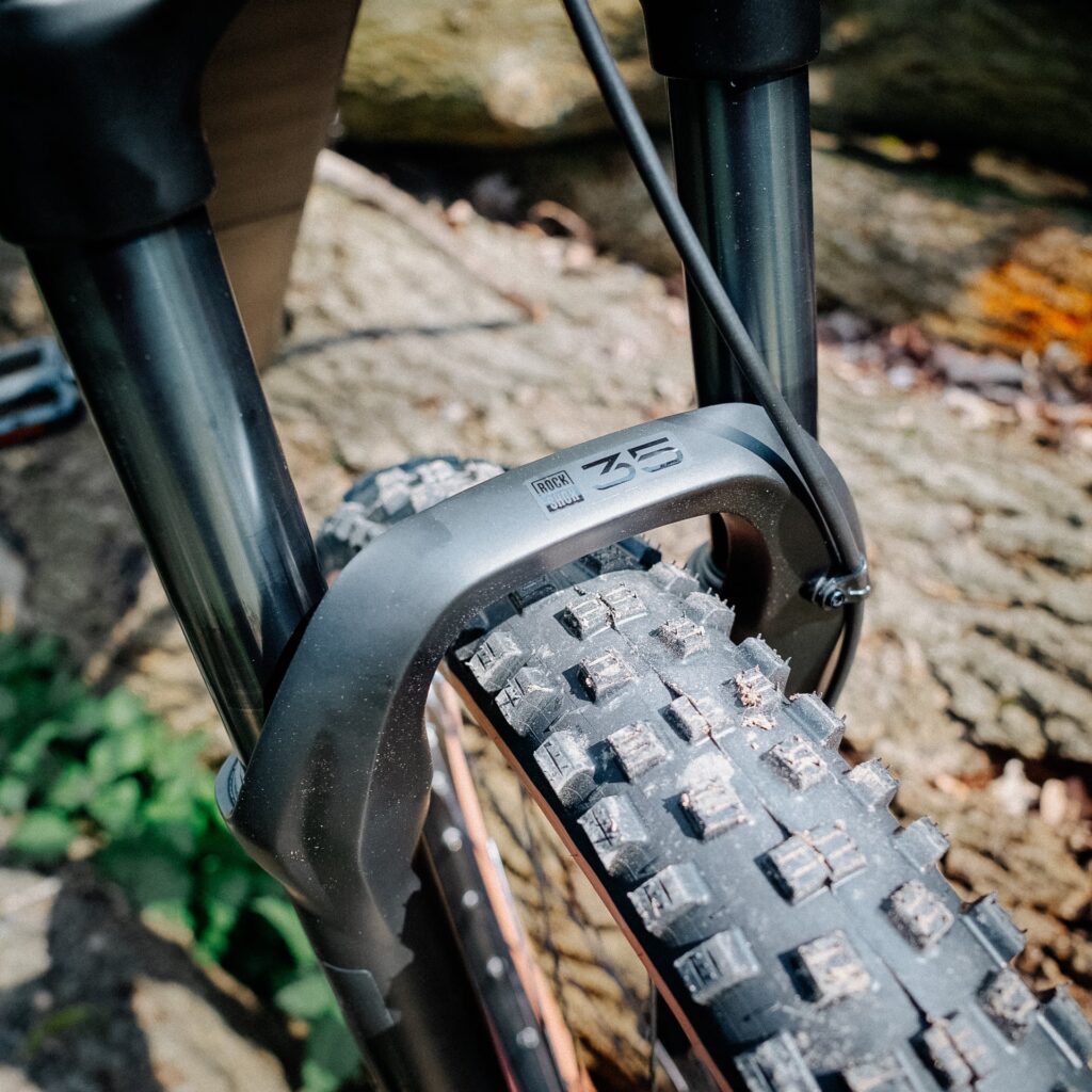 Nahaufnahme der RockShox 35 Federgabel und des grobstolligen Reifens eines Cube Stereo Hybrid 140 HPC 2023.