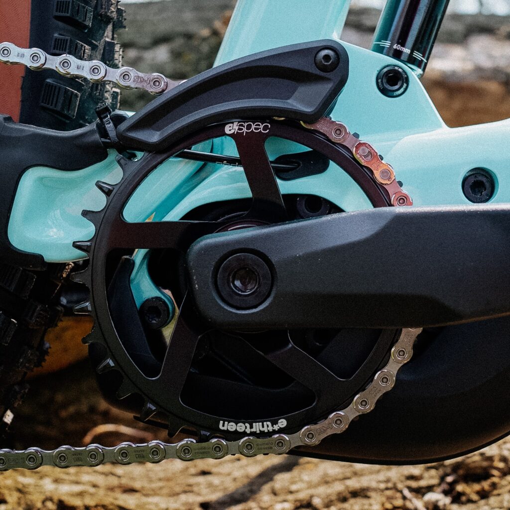 Detailansicht des e*thirteen Kettenblatts am Cube Stereo Hybrid 140 HPC 2023, zeigt Antriebskomponenten.