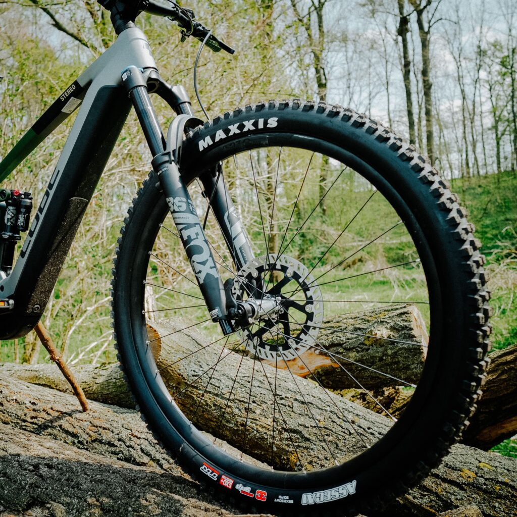 Cube Stereo Hybrid 140 HPC mit Fox 36 Gabel auf Waldweg, ideal für Mountainbike-Tests und Vergleiche.