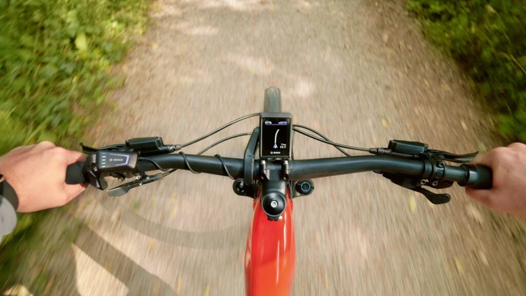Moderne Bosch E-Bike Display-Technologie: LED-Remote-Kiox300 mit Navigationssystem auf einem Fahrradlenker.
