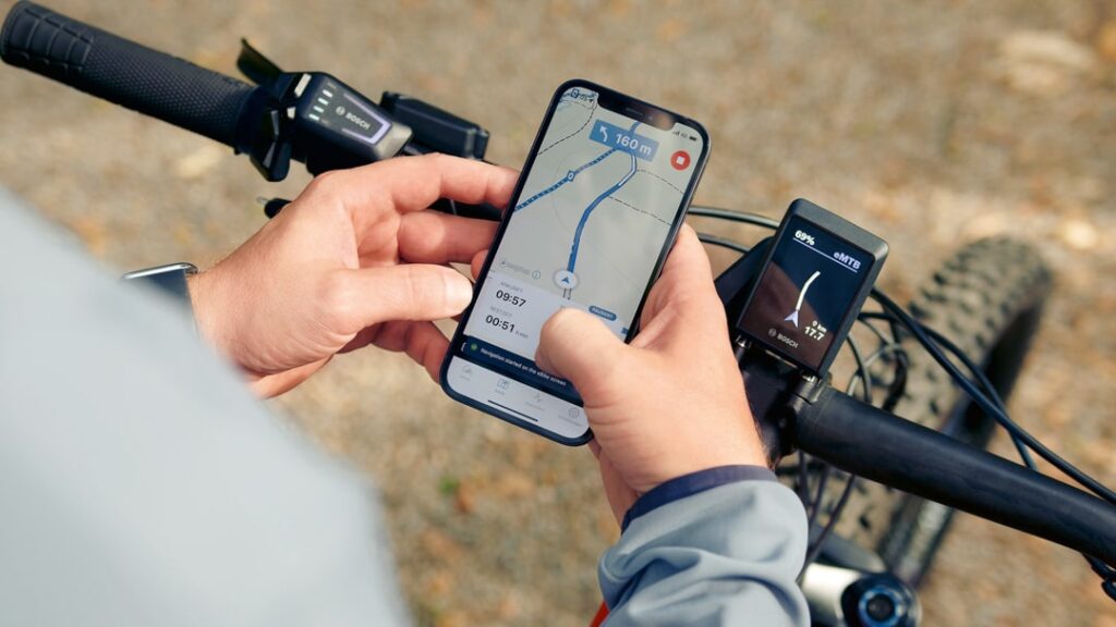 Innovatives Bosch Smart System für E-Bikes mit LED-Remote, Kiox 300 Navigation und Flow App.