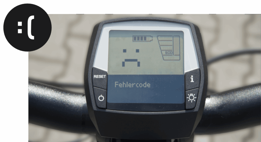 E-Bike-Display zeigt Fehlercode und trauriges Gesicht, symbolisiert technische Probleme beim E-Bike.