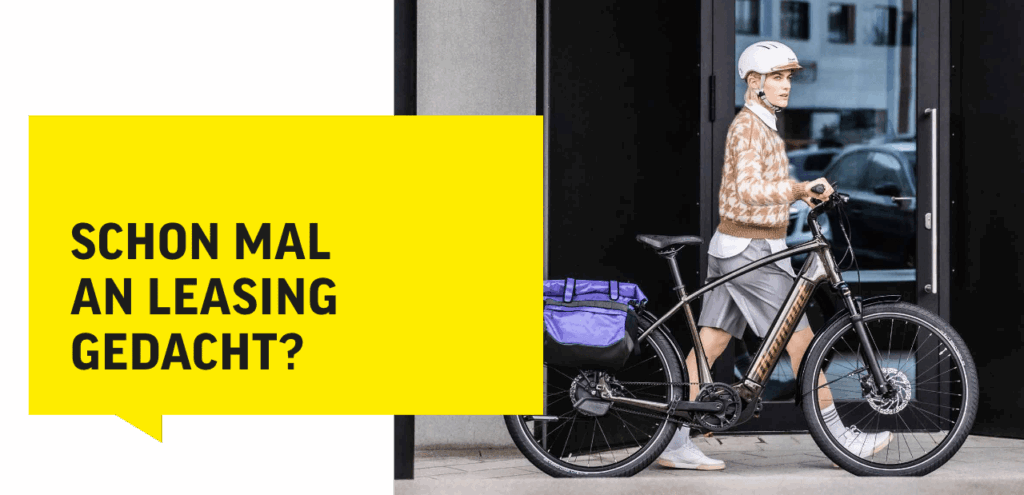 E-Bike-Leasing: Person mit Helm schiebt E-Bike vor Gebäude, gelbes Banner fragt nach Leasing-Optionen.
