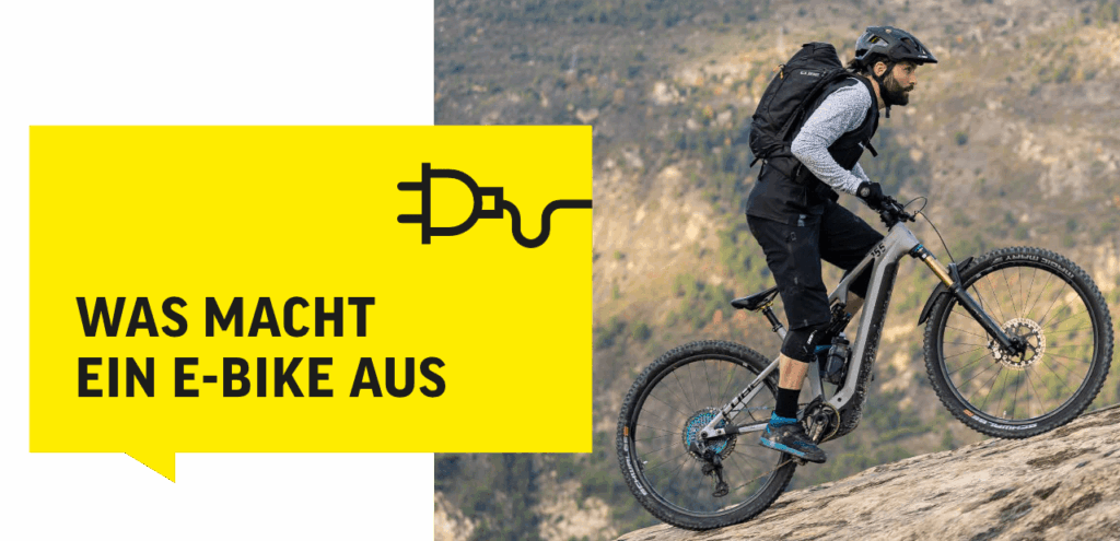 E-Bike-Fahrer erklimmt steilen Hang, gelbes Banner mit Text und Stecker-Symbol im Vordergrund.