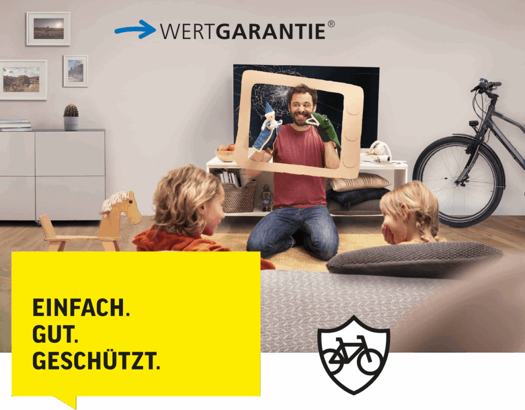 Vater spielt Puppentheater für Kinder, E-Bike im Hintergrund, Wertgarantie-Logo, Text: Einfach. Gut. Geschützt.