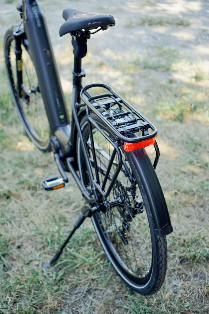 KTM Macina Style Pro 2024 Gepäckträger mit Snap-it-System, robust und funktional für vielseitige Nutzung.