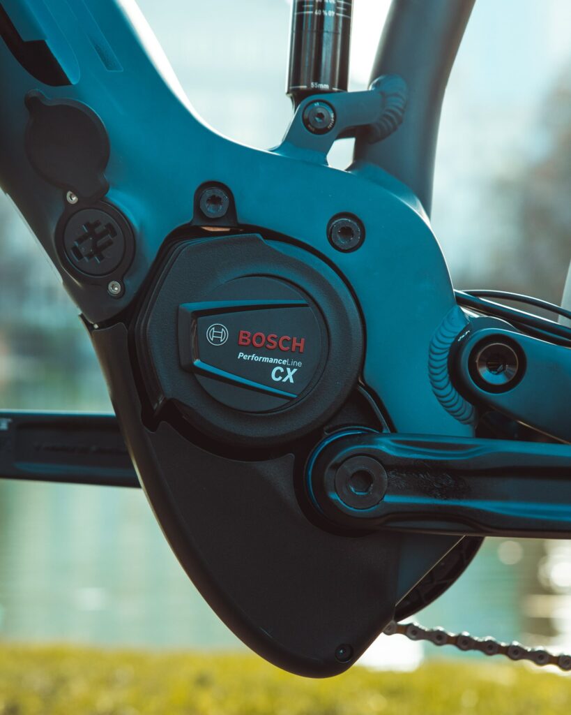 Bosch Performance Line CX-Motor am Axess Rogue FS Allroad E-Bike, Nahaufnahme des Antriebs.
