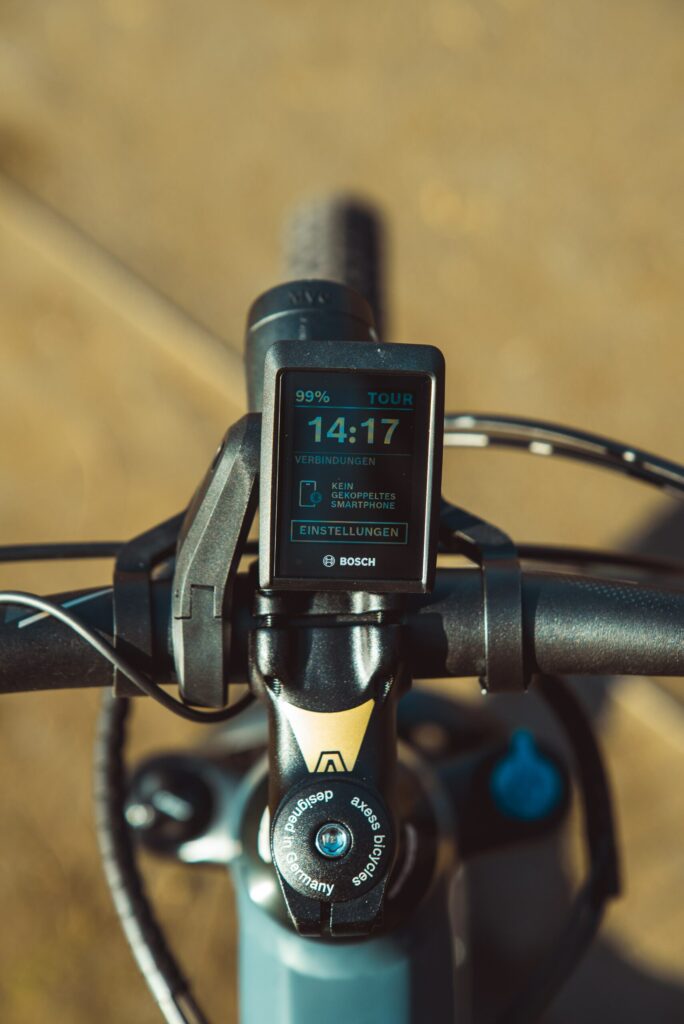 Bosch-Display am Lenker des Axess Rogue FS Allroad 2024, zeigt Tourmodus und Akkustand.