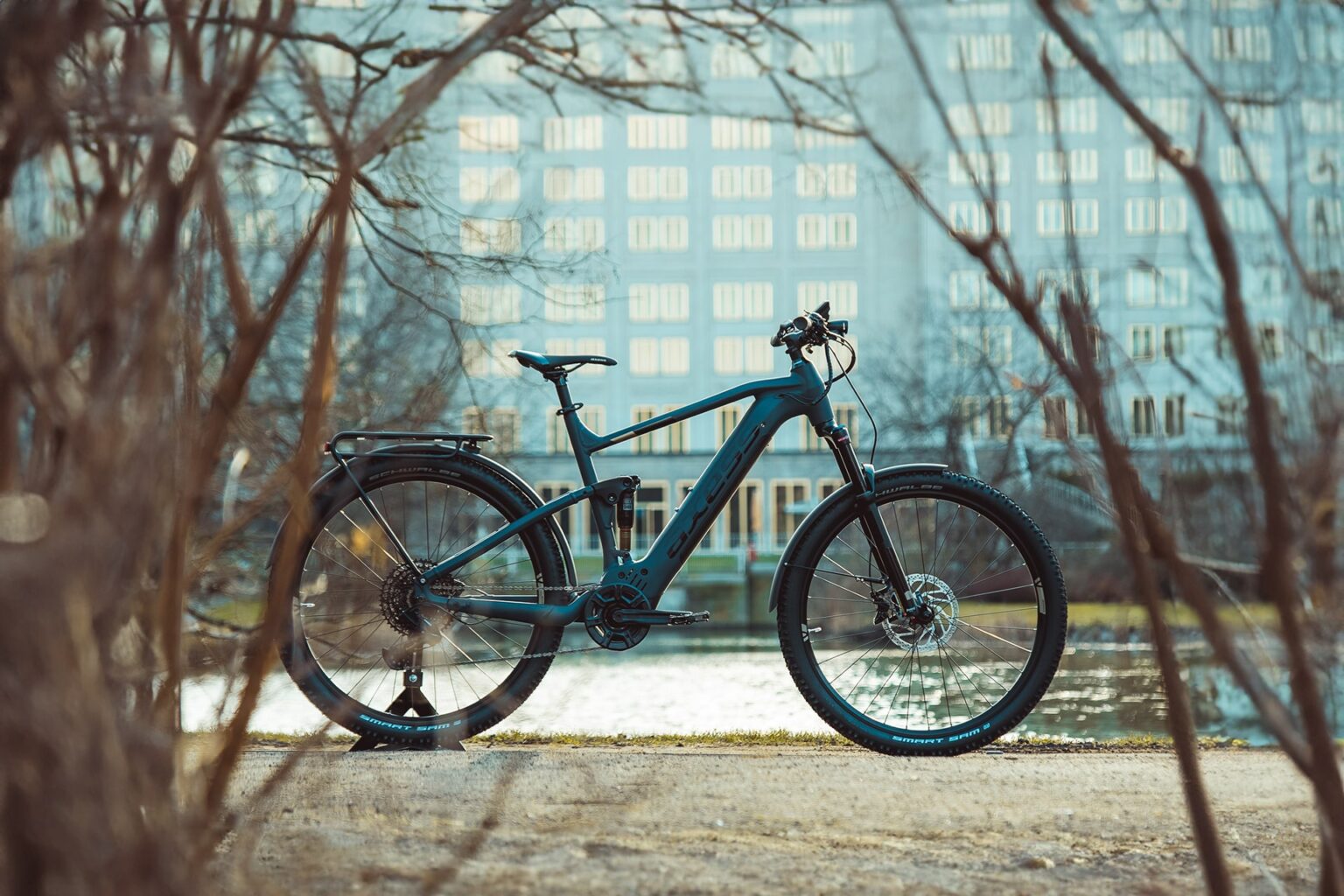 Axess Rogue FS Allroad 2024 vor urbaner Kulisse, ideal für vielseitige Fahrten auf unterschiedlichen Terrains.