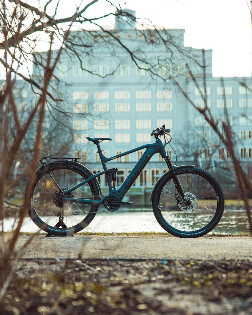 Axess Rogue FS Allroad 2024 vor urbaner Kulisse, ideal für vielseitige Fahrten in der Stadt und auf dem Land.