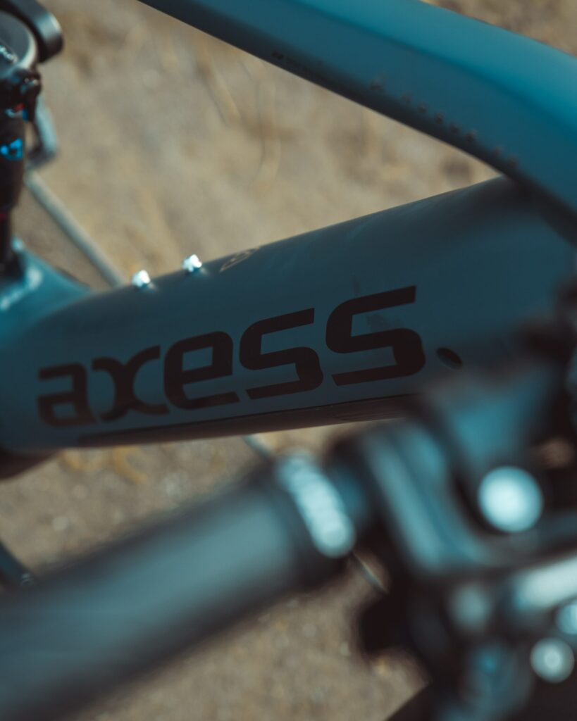 Axess Rogue FS Allroad 2024 Rahmen in Nahaufnahme, Fokus auf Logo und Rahmenstruktur, ideal für vielseitige Radtouren.