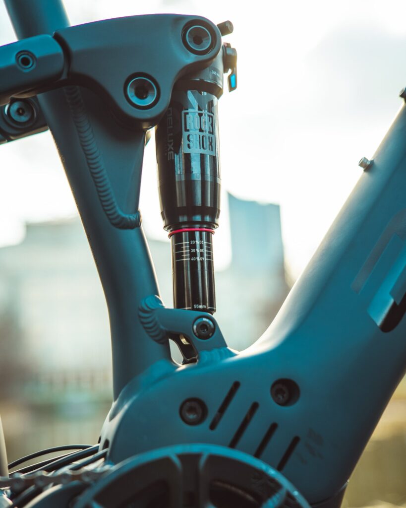 RockShox-Federung am Axess Rogue FS Allroad 2024, Detailansicht der Fahrradkomponenten für Geländefahrten.